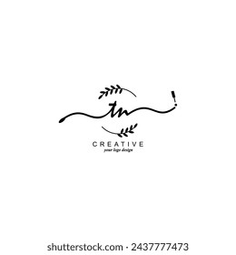 Tipografía inicial de la marca botánica de la escritura a mano del logotipo TN