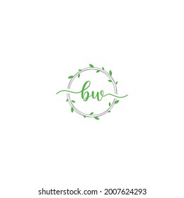 iniciales logotipo bw con una combinación de hojas