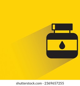 botella de tinta con sombra sobre fondo amarillo