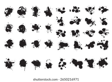 A tinta cai e espirra. Manchas de borrão, respingos de gotejamento de tinta líquida e borrifo de tinta. Conjunto de vetores de ponto abstrato grunge sujo artístico. Ilustração monocromática gotejamento splash, borrão de tinta bagunçado
