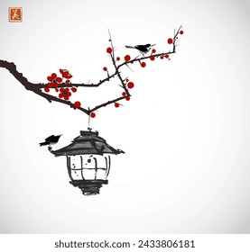 Pintura con tinta de una linterna colgando de la rama de sakura, acompañada de dos pajaritos. Tinta oriental tradicional pintura sumi-e, u-sin, go-hua. Jeroglífico - belleza.