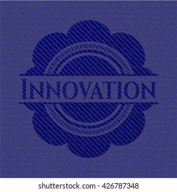 Emblema de innovación con textura de denim