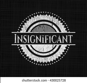 Insignificante emblema de tiza escrito en una pizarra