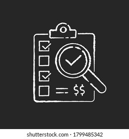 Icono de tiza de inspección blanco sobre fondo negro. Control de calidad de la producción manufacturada y prueba de certificación. Formulario de cumplimiento, portapapeles con la lista de verificación ilustración de cartón vectorial aislado