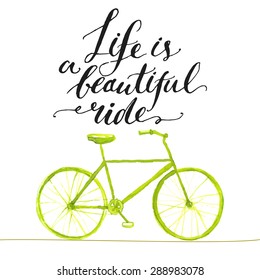 Cita inspiradora - la vida es un paseo hermoso. Afiche de caligrafía moderna escrito a mano con bicicleta dibujada a mano verde.