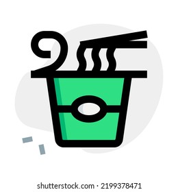Taza de fideos instantáneos servida caliente