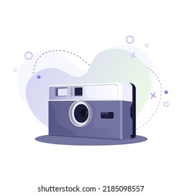 Sofortige Fotokamera im flachen Stil auf abstraktem Farbverlauf-Hintergrund. Violett Vintage Fotokamera. Kann für Webbanner, Website, soziale Medien, App, Flyer und Aufkleber verwendet werden