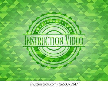 Instrucción Símbolo verde de vídeo con fondo de mosaico triangular. Ilustración vectorial. Detallado.