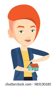 Modelo de casa de retención de agentes de seguros. Agente de seguros protegiendo el modelo de la casa. Mujer joven asegurando la casa. Concepto de seguro de propiedad. Ilustración de diseño plana de vectores aislada en fondo blanco