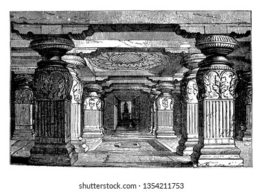 El interior de Indra Sabha en Ellora es un santuario de dos pisos con una muy buena tallada de la flor de loto en el techo, dibujos de líneas antiguas o ilustraciones de grabado.