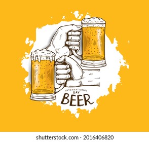 Ilustración del Día Internacional de la Cerveza diseño vectorial con jarra de cerveza en mano aislada en el fondo naranja puede ser usado para fiestas, celebraciones y festivales