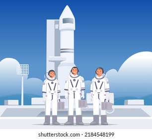 Equipo internacional de astronautas sobre el fondo de un cohete espacial. Hombres y mujeres, exploradores espaciales en el puerto espacial. Ilustración vectorial en estilo plano