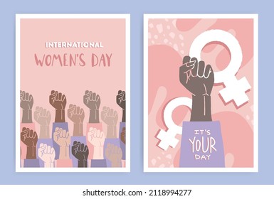 Concepto del Día Internacional de la Mujer. Afiche con manos femeninas de diferentes nacionalidades apretadas a puños. Activistas del feminismo y deseo del Día de la Mujer Feliz. Ilustración vectorial plana sobre fondo rosa suave