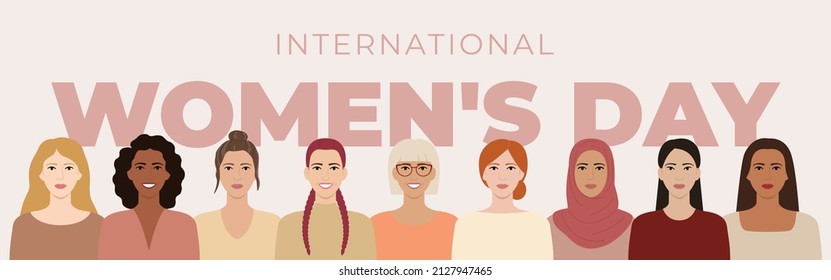 Afiche del Día Internacional de la Mujer. Mujeres con diferentes estilos de cabello, colores de piel, razas, edades se mantienen juntas. Diversos rostros de mujeres sonrientes. El poder de las chicas. Empoderamiento femenino. Ilustración vectorial plana.