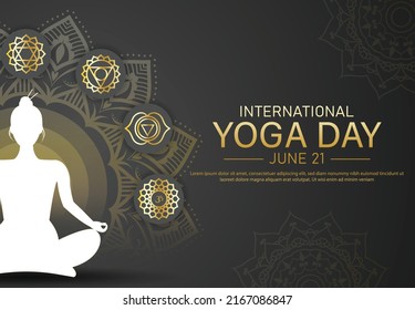 Diseño de pancartas o carteles del Día Internacional del Yoga con siete chakras. Mujer haciendo pose de yoga, ilustración vectorial.