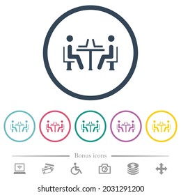 Iconos de color plano de cibercafés en contornos redondos. 6 iconos de bonificación incluidos.