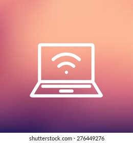 Línea delgada del icono wifi de Internet para diseño plano de web y móvil, minimalista moderno. Icono blanco vectorial en el fondo de malla gradiente.