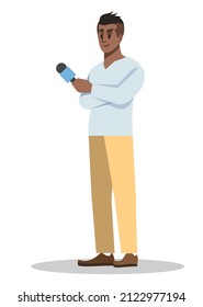 Ilustración del vector de color RGB semiplana del entrevistador. Ocupación de los medios masivos. Corresponsal masculino con micrófono aislado personaje de caricatura sobre fondo blanco