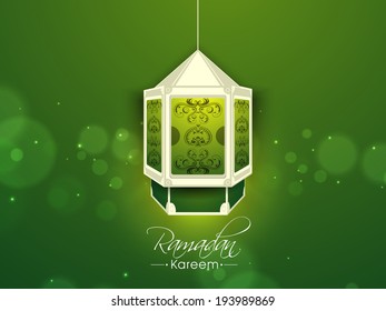Lanterna árabe intrincado ou lâmpada no fundo verde brilhante para o mês sagrado da comunidade muçulmana Ramadan Kareem, belo cartão de saudação ou design de cartão de convite. 