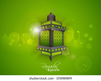 Intrincadas linternas o lámparas árabes sobre brillantes antecedentes verdes para el mes sagrado de la comunidad musulmana Ramadan Kareem, hermosa tarjeta de felicitación o diseño de tarjeta de invitación. 
