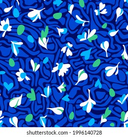 Intrincado patrón floral sin costuras. Pinceles formando flores de margarita estilizadas florecientes y hojas sobre el fondo de formas redondeadas abstractas y onduladas. Sencilla textura geométrica. Motivo de la naturaleza.