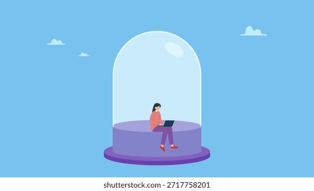 Mujer introvertida que trabaja sola con el ordenador portátil cubierto dentro de la cúpula de cristal. Espacio de trabajo introvertido, privacidad para trabajar individual, el trabajo de los empleados de forma productiva cuando se trabaja solo.