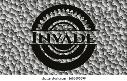 Invade el emblema oscuro con el fondo de burbujas grises. Retro. Ilustración vectorial. Detallado.