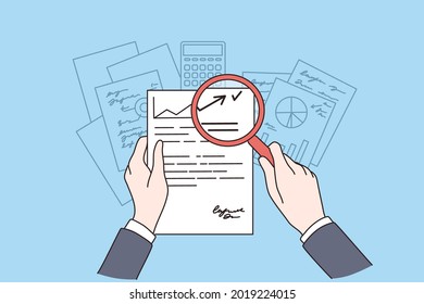 Investigación, documento de negocios, concepto de investigación. Manos de Empresario analizando documento financiero usando lupa mirando la ilustración de la cuenta financiera vector