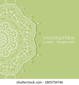 Plantilla de invitación o tarjeta con borde de marco е lacado, patrón de línea de doodle, elemento mandala. Fondo decorativo de arte de fibra de trabajo abierto para boda, tarjeta de saludo de San Valentín, invitación de cumpleaños