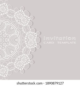 Plantilla de invitación o tarjeta con borde de marco е lacado, patrón de línea de doodle, elemento mandala. Fondo decorativo de arte de fibra de trabajo abierto para boda, tarjeta de saludo de San Valentín, invitación de cumpleaños