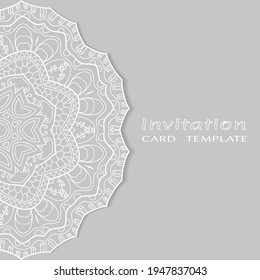 Plantilla de invitación o tarjeta con borde de marco е lacado, patrón de línea de doodle, elemento mandala. Fondo decorativo de arte de fibra de trabajo abierto para boda, tarjeta de saludo de San Valentín, invitación de cumpleaños