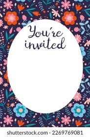 Plantilla de Tarjeta de Invitación, se le invita, con vibración primaveral y patrón floral, estilo de dibujos animados. Ilustración vectorial moderna a la moda, dibujada a mano, plana