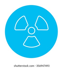 Ionización del icono de la línea de señalización de la radiación para web, móviles e infografías. Icono de blanco vector en el círculo azul claro aislado en fondo blanco.