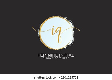 Logo de escritura a mano IQ con la firma del vector de plantilla de círculo, boda, moda, floral y botánica con plantilla creativa.