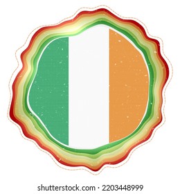 Bandera de Irlanda en el marco. Insignia del país. Cartel circular en capas alrededor de la bandera de Irlanda. Impresionante ilustración vectorial.