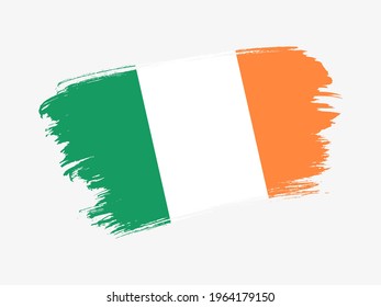 Bandera de Irlanda hecha con pincel texturado. Bandera patriótica del país de fondo blanco