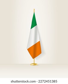 Irland Flagge auf einem Flaggenstand. Vektorgrafik.