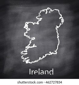 Mapa da Irlanda desenhado com giz no fundo de quadro-negro