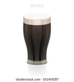 Vidrio irlandés de cerveza en el vector de fondo blanco