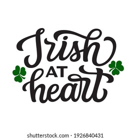 Irlandés de corazón. Cita con letras a mano con crujidos aislados en fondo blanco. Tipografía vectorial para decoraciones del día de San Patricio, tarjetas de felicitación, camisetas, afiches, pancartas