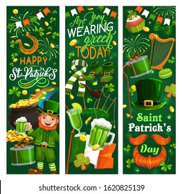 Leprechaun irlandés con Patricks Day cerveza verde, shamrock y sombrero con banners de vector oro. Hojas de enamorados, monedas de oro maceta y herradura de la suerte, bandera de Irlanda, codorniz del tesoro del elfo celta en arco iris