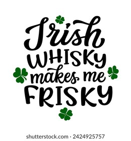 El whisky irlandés me pone cachonda. Letras a mano cita divertida con hojas de trébol aisladas sobre fondo blanco. Tipografía vectorial para el día de San Patricio camisetas, carteles, tarjetas de felicitación, banners