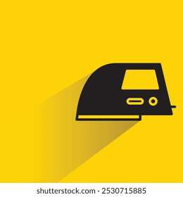 Icono de hierro con sombra sobre fondo amarillo