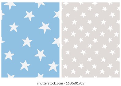 Las Estrellas Dibujadas A Mano Irregulares Son Patrones Verdaderos De Vectores. Simple Starry Sky Print para Tejido, Textil, Papel envuelto. Estrellas verdes blancas aisladas en un fondo gris claro y azul claro.