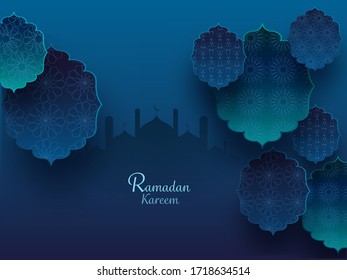 El concepto islámico del mes sagrado de las oraciones con exquisito patrón floral y la silueta de la mezquita en el fondo azul de la teal. 