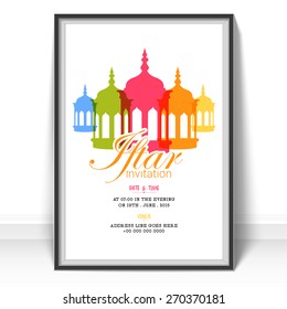Mes sagrado islámico de oraciones Ramadán Kareem celebraciones, diseño de tarjeta de invitación para la fiesta Iftar con linternas coloridas sobre fondo blanco. 