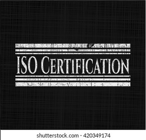 emblema de pizarra de certificación ISO en pizarra negra
