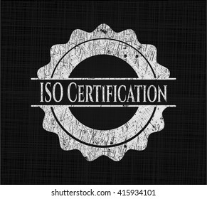 emblema de pizarra de certificación ISO escrito en una pizarra