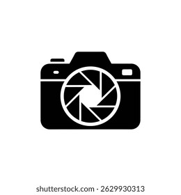 Um ícone preto isolado que representa uma câmera. A câmera mostra uma abertura semelhante a uma lente dentro de um círculo branco, centrado em um fundo branco sólido. Representa fotografia e óptica.