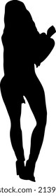 Silhouette negra aislada de una mujer bonita y elegante con el pelo rizado parado haciendo una mancha de bruja. Gráfica vectorial editable.